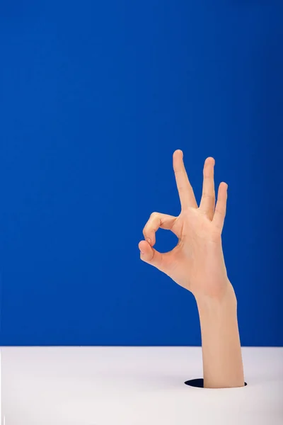 Abgeschnittene Ansicht der Frau zeigt ok Zeichen isoliert auf blau — Stockfoto