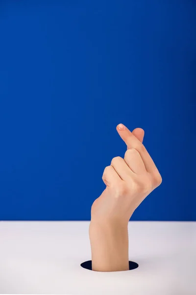 Vista cortada de mulher mostrando gesto dinheiro isolado em azul — Fotografia de Stock