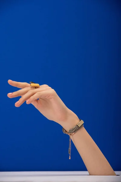 Vista cortada da mulher com pulseira e anel em azul — Fotografia de Stock