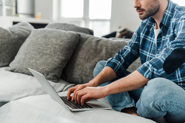 Vista recortada do freelancer trabalhando no laptop em casa — Fotografia de Stock