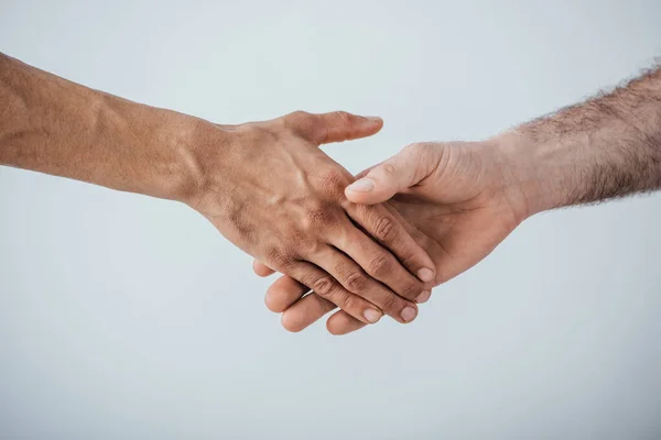 Ausgeschnittene Ansicht von Männern beim Händeschütteln isoliert auf grau — Stockfoto