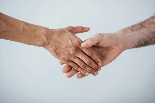 Vue recadrée d'hommes serrant la main isolés sur gris — Photo de stock