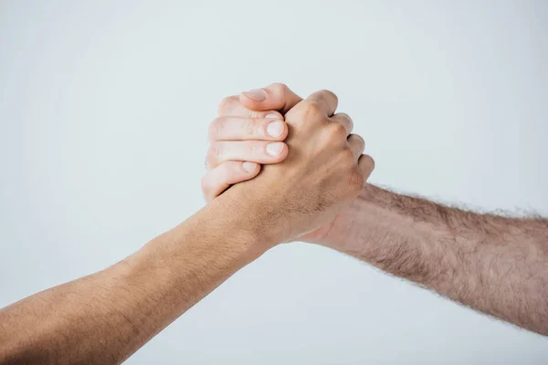 Ausgeschnittene Ansicht von Männern, die die Hände isoliert auf grau halten — Stockfoto