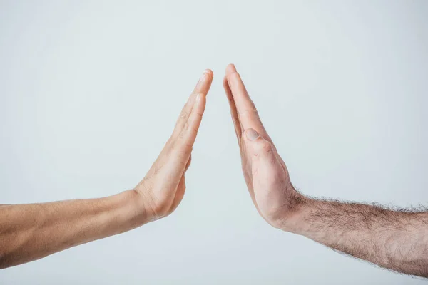 Ausgeschnittene Ansicht von Männern, die High Five isoliert auf grau machen — Stockfoto