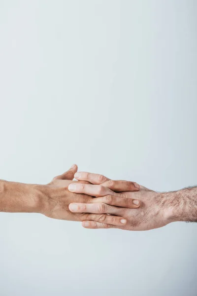Ausgeschnittene Ansicht von Männern, die sich gegenseitig die Hand reichen, isoliert auf grau — Stockfoto