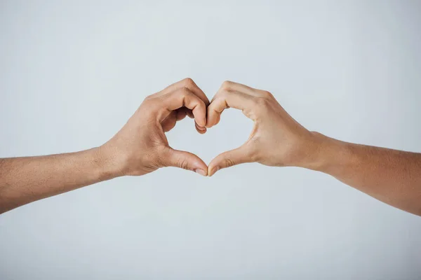 Vue recadrée des hommes gesticulant signe d'amour isolé sur gris — Photo de stock