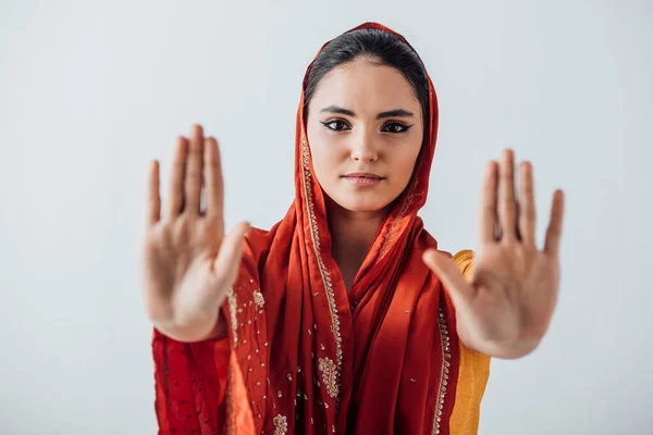 Вибіркове фокусування індівідуальної жінки в сарі демонструє жест відмови ізольований на сірому — стокове фото