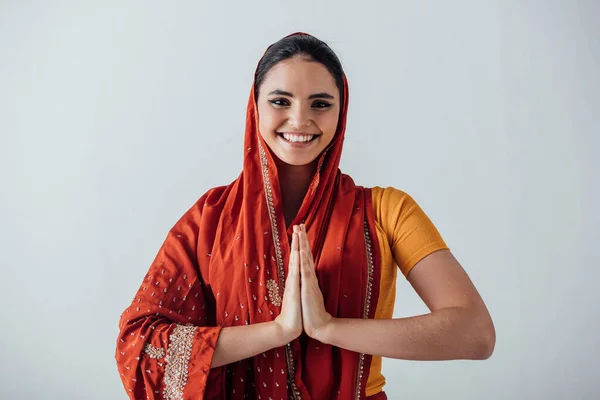 Усміхнена індійська жінка з руками гравця дивиться на камеру ізольовано на сірому — стокове фото