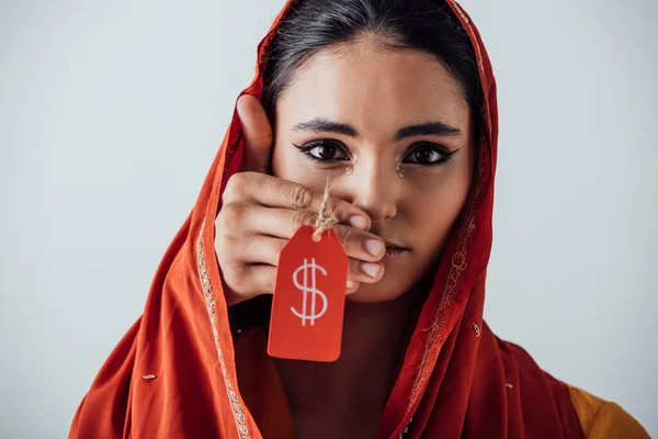 Männliche Hand hält Preisschild mit Dollarzeichen in der Nähe Gesicht der weinenden indischen Frau isoliert auf grau — Stockfoto