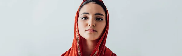 Panoramaaufnahme einer weinenden indischen Frau, die isoliert auf grau in die Kamera blickt — Stockfoto