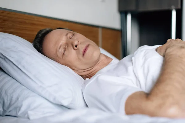 Foyer sélectif de l'homme dormant dans la chambre — Photo de stock