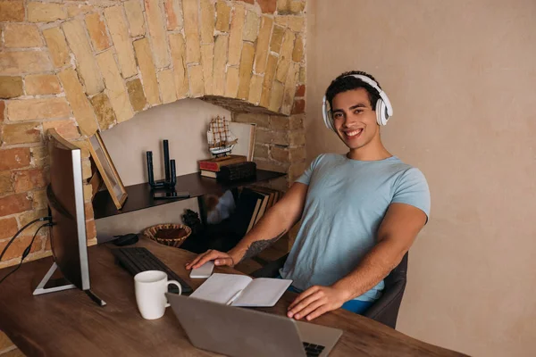 Sorridente freelance di razza mista che lavora in ufficio durante la quarantena — Foto stock