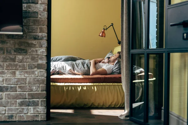 Foco seletivo de homem e mulher descansando no quarto moderno — Fotografia de Stock