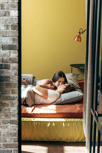 Selektiver Fokus des Paares, das sich im Bett küsst — Stockfoto