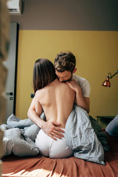 Selettivo fuoco di uomo abbraccio sensuale fidanzata in camera da letto — Foto stock