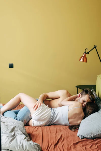 Страстный мужчина трогает сексуальную женщину в спальне — стоковое фото