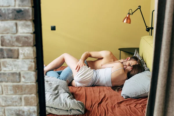Foco seletivo de homem apaixonado tocando mulher sexy no quarto — Fotografia de Stock