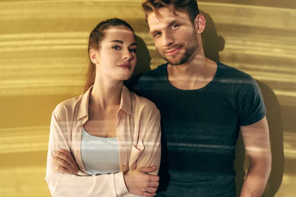 Jeune femme et homme souriant regardant la caméra — Photo de stock