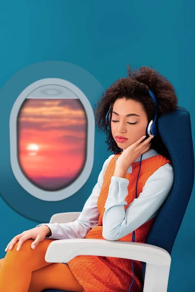African american woman in retro dress listening to music and sleeping in seat on green background with sunset in porthole — Stock Photo