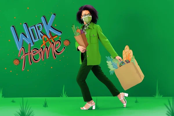 Stilvolle afrikanisch-amerikanische Frau in medizinischer Maske zu Fuß mit bebilderten Einkaufstaschen auf grünem Hintergrund, Arbeit zu Hause Illustration — Stockfoto