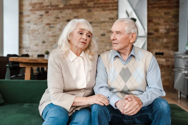 Засмучена старша пара сидить вдома на самоізоляції — стокове фото