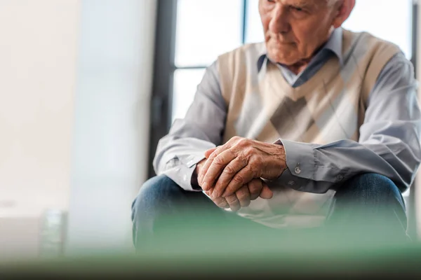 Trauriger älterer Mann, der während der Selbstisolierung allein auf dem Sofa sitzt, selektiver Fokus — Stockfoto