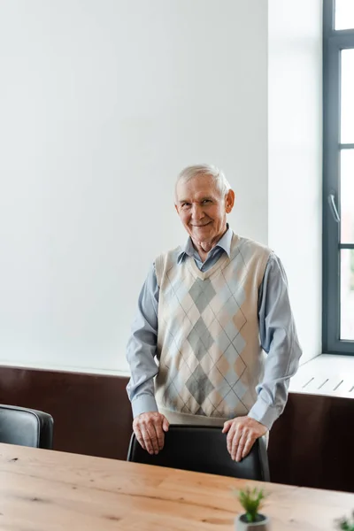 Homme âgé souriant à la maison pendant l'isolement personnel — Photo de stock