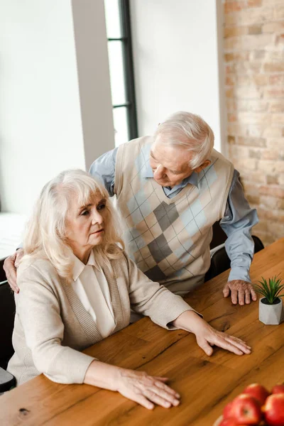 Trauriges älteres Paar sitzt zu Hause zusammen und isoliert sich selbst — Stockfoto