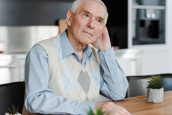 Trastornado anciano pensativo en casa durante la cuarentena - foto de stock