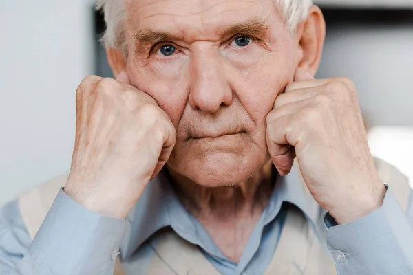 Triste anciano en casa durante el auto aislamiento - foto de stock