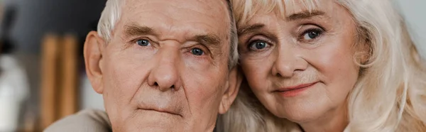 Triste couple âgé à la maison en quarantaine, culture horizontale — Photo de stock