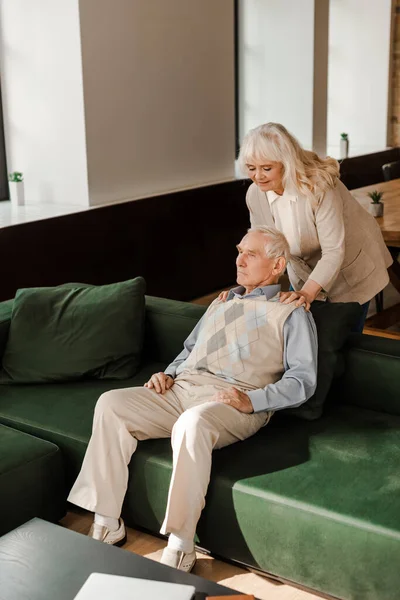 Pareja mayor haciendo masaje y escalofriante en casa en cuarentena - foto de stock