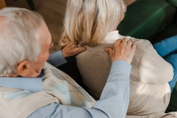 Пожилая пара делает массаж и охлаждение дома на самоизоляции — стоковое фото