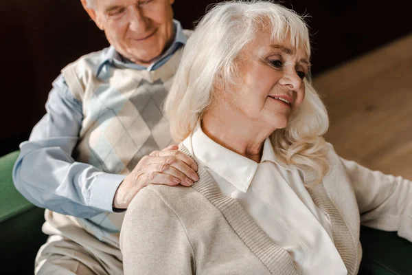 Feliz pareja de ancianos haciendo masaje y escalofriante en casa en auto aislamiento - foto de stock