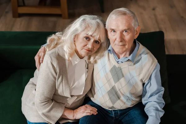 Upset elderly couple hugging at home on quarantine — Stock Photo