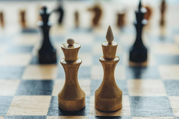 Figuras de ajedrez en tablero de ajedrez — Foto de Stock