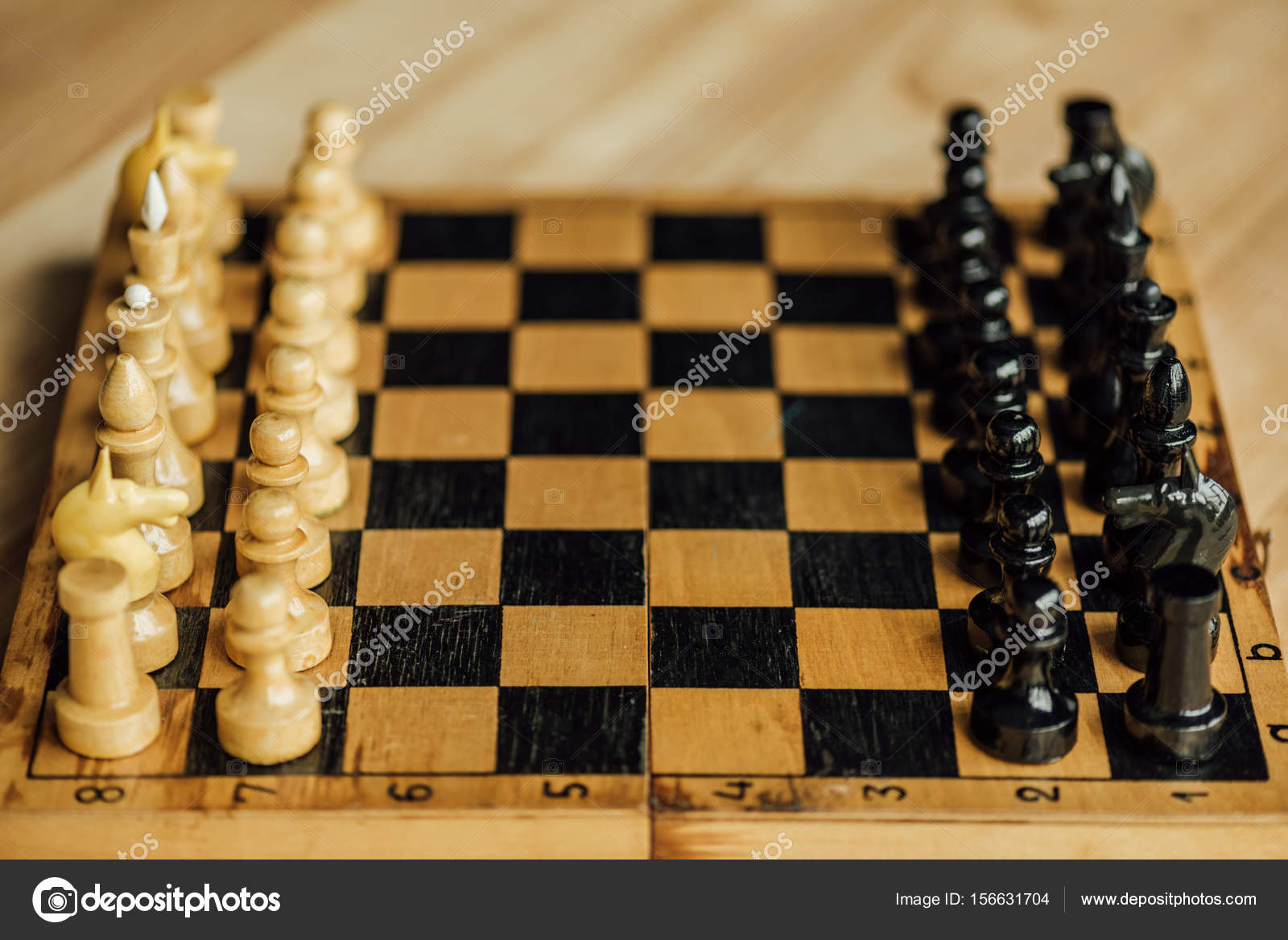 Perto do velho tabuleiro de xadrez com um conjunto de peças de