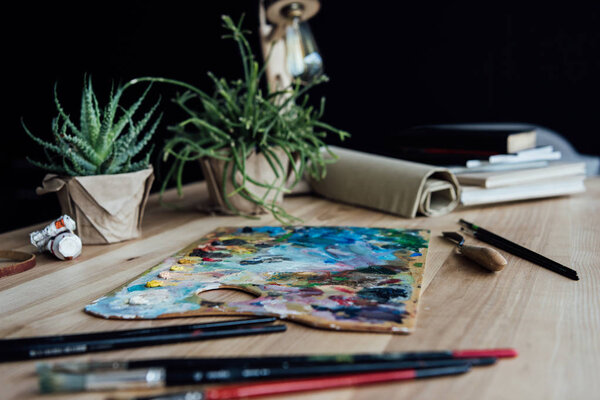 Палитра художника с кистями
