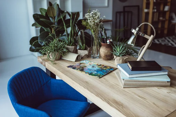 Lugar de trabajo del pintor con equipo de dibujo — Foto de Stock