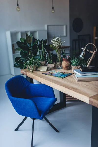 Schilder werk bij de opstelling van de apparatuur — Stockfoto