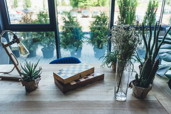 Художественное рабочее место с шахматами
 