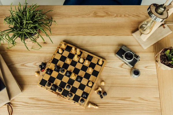 ビンテージ カメラでチェスのゲーム — ストック写真