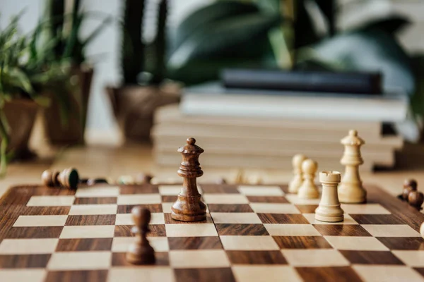 Oude houten schaakbord — Stockfoto