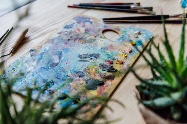 Палитра художника с кистями
