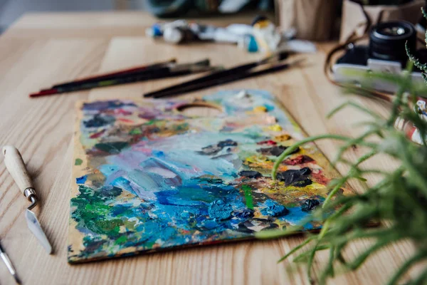 Sanat malzemeleri ile yaratıcı çalışma alanı 