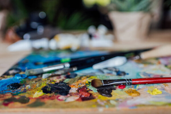 Палитра художника с кистями
 