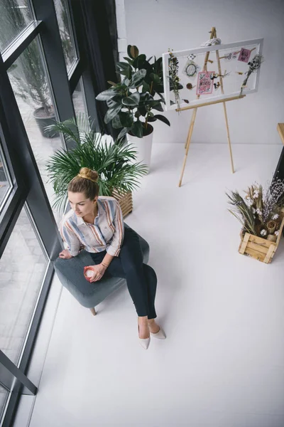 Affärskvinna med kaffe i office — Stockfoto