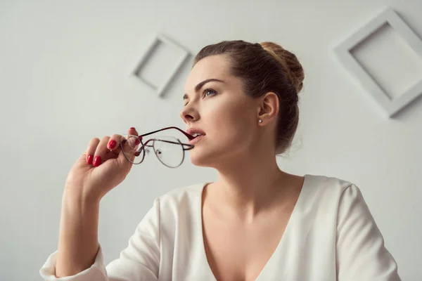 Tankeväckande affärskvinna i office — Stockfoto