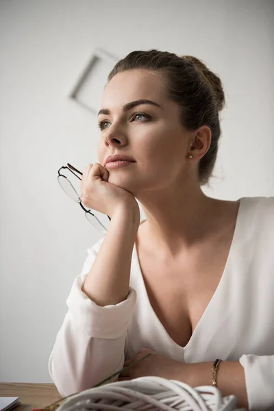 Femme d'affaires réfléchie dans le bureau — Photo