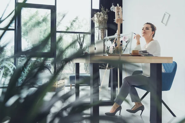 Attraktiva affärskvinna i office — Stockfoto